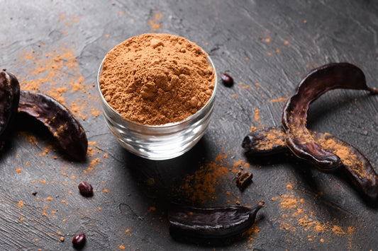 Carob powder and its pods 